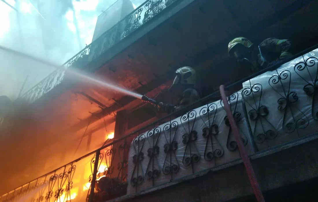 آتش سوزی ساختمان ۳ طبقه در بازار تهران