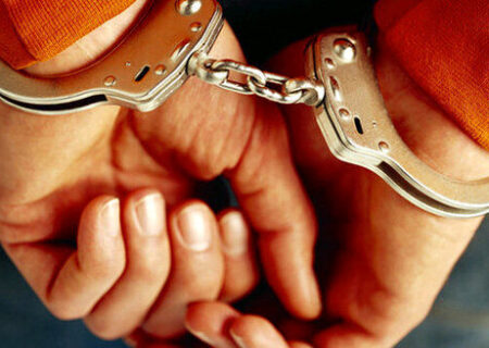 دست‌بند پلیس بر دستان قاچاقچی دارو