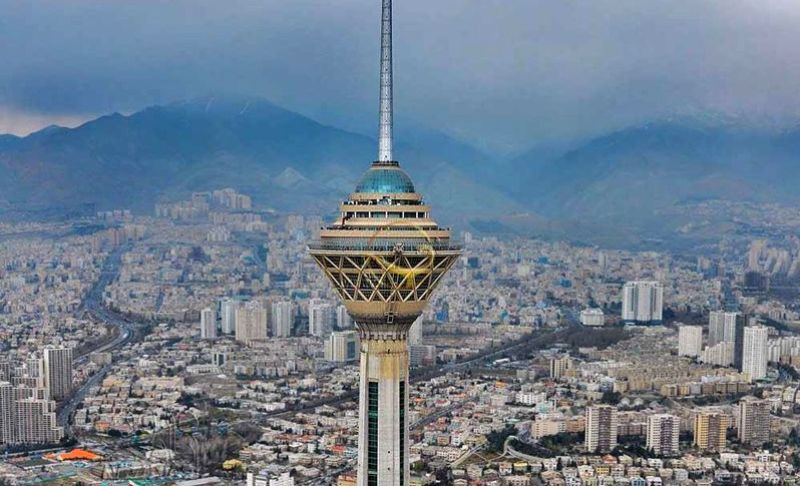 پرواز چتربازان با پرچم ایران از فراز برج میلاد به مناسبت ۱۲ فروردین